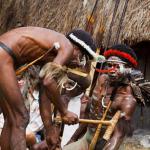 Диво племе се сприятели с бял човек с помощта на бонбони Астрономи върху пайове
