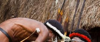 Диво племе се сприятели с бял човек с помощта на бонбони Астрономи върху пайове